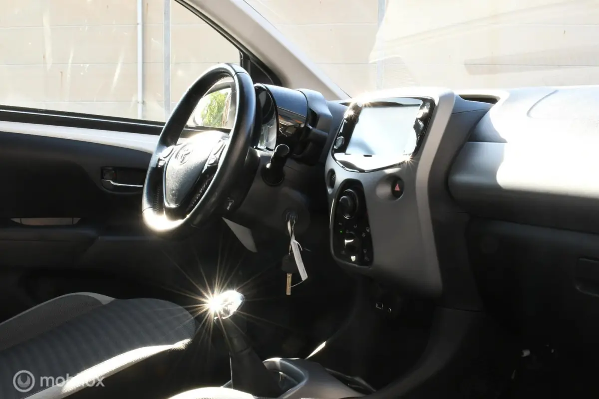 1.0 VVT-i x-play|AIRCO|CARPLAY|OPENDAK