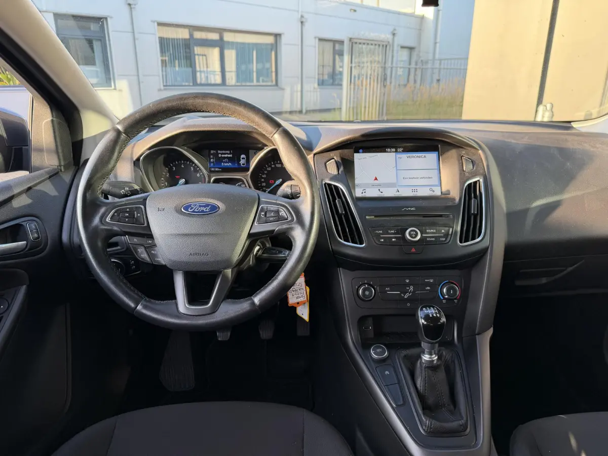 1.0 Lease Edition 125PK | 2e Eigenaar | NL AUTO | NAP | Trekhaak | Navigatie | Airco | Cruise Control | Parkeersensoren | Lichtmetalen Velgen | APK tot 04-05-2027 |