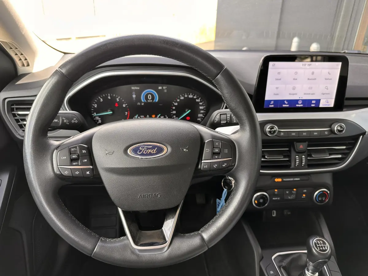 1.0 EcoBoost Trend Edition Business 125PK | NL AUTO | NAP | Onderhoudshistorie | Parkeersensoren Voor en Achter | Airco | Navigatie | Cruise Control | Lichtmetalen Velgen | 2 Sleutels |