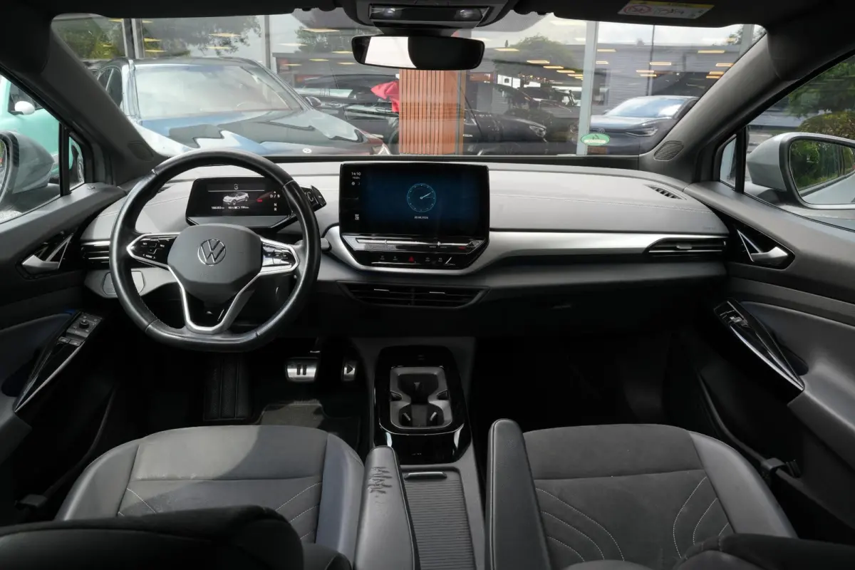 ID.5 Pro 77 kWh Warmtepomp Emergency braking DAB Stuurwiel verwarmd Sfeerverlichting Verkeersborddetectie Getint glas Grootlicht ass. Botsherkenning Navi