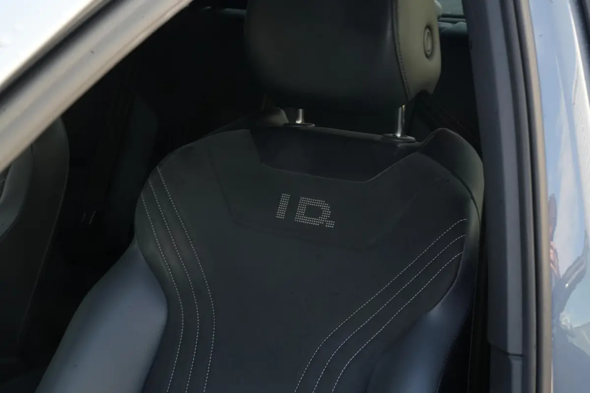 ID.5 Pro 77 kWh Warmtepomp Emergency braking DAB Stuurwiel verwarmd Sfeerverlichting Verkeersborddetectie Getint glas Grootlicht ass. Botsherkenning Navi