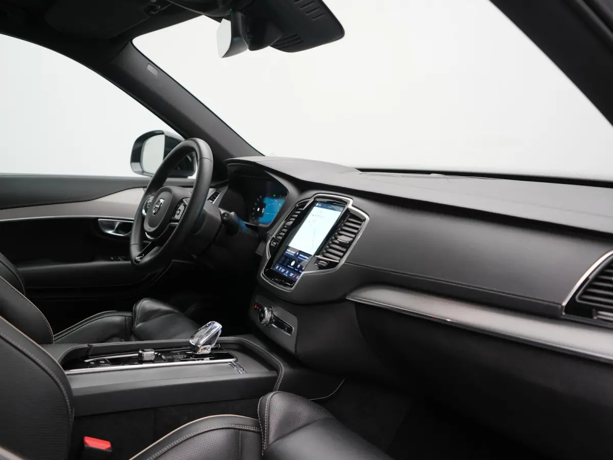 T8 Recharge AWD Plus Dark Long Range 7 Persoons PHEV 456pk Dealer O.H. | Trekhaak Af Fabriek | Panodak | Luchtvering | Adaptive Cruise | 360 Camera | Lederen Sportstoelen Memory & Verwarmd |