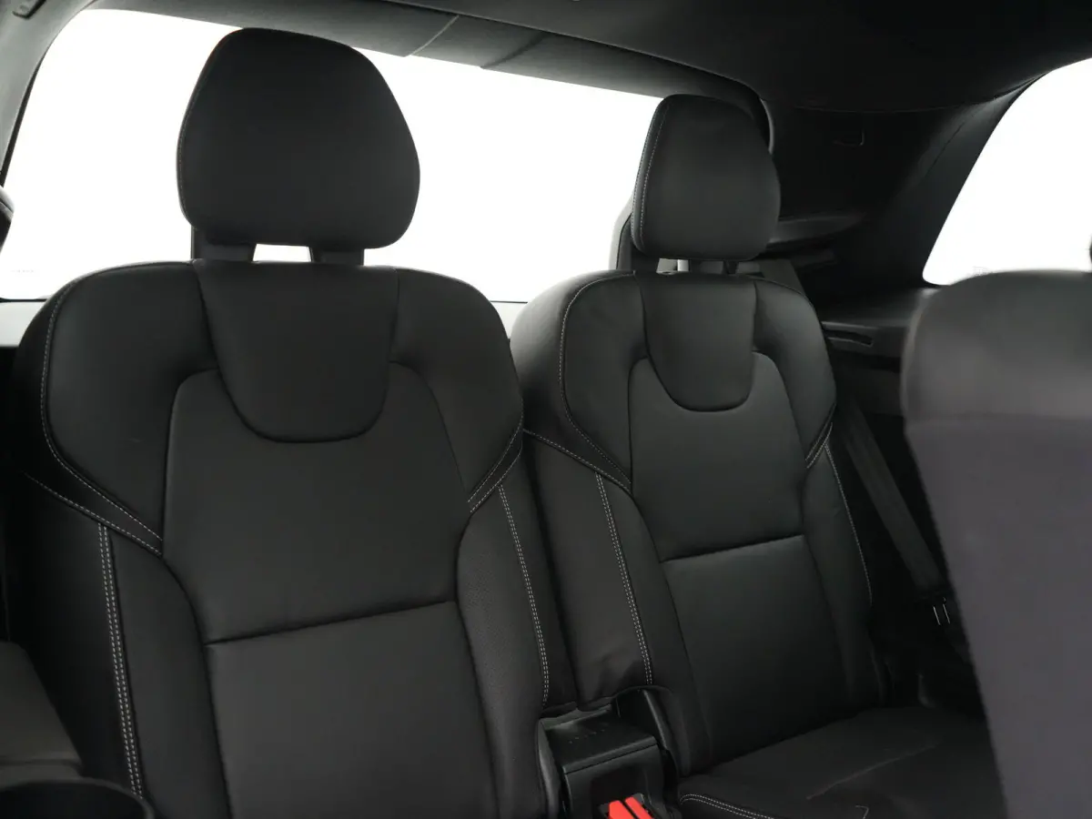 T8 Recharge AWD Plus Dark Long Range 7 Persoons PHEV 456pk Dealer O.H. | Trekhaak Af Fabriek | Panodak | Luchtvering | Adaptive Cruise | 360 Camera | Lederen Sportstoelen Memory & Verwarmd |