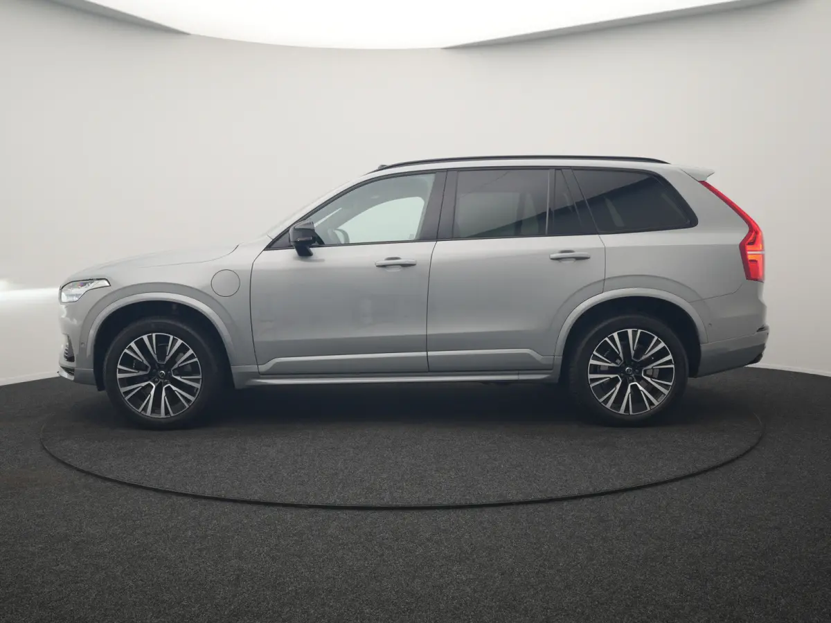 T8 Recharge AWD Plus Dark Long Range 7 Persoons PHEV 456pk Dealer O.H. | Trekhaak Af Fabriek | Panodak | Luchtvering | Adaptive Cruise | 360 Camera | Lederen Sportstoelen Memory & Verwarmd |