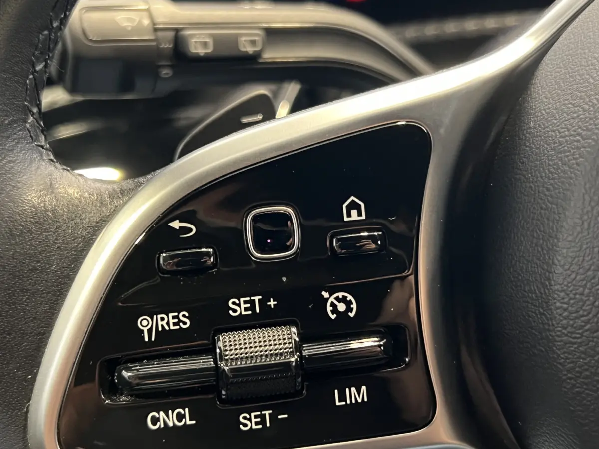 200 AMG Line | Navigatie/Android/Apple Carplay | LM Velgen 18" | Voorstoelen Verwarmd | Achteruitrijcamera | Cruise Control | AMG-Styling | Airco |