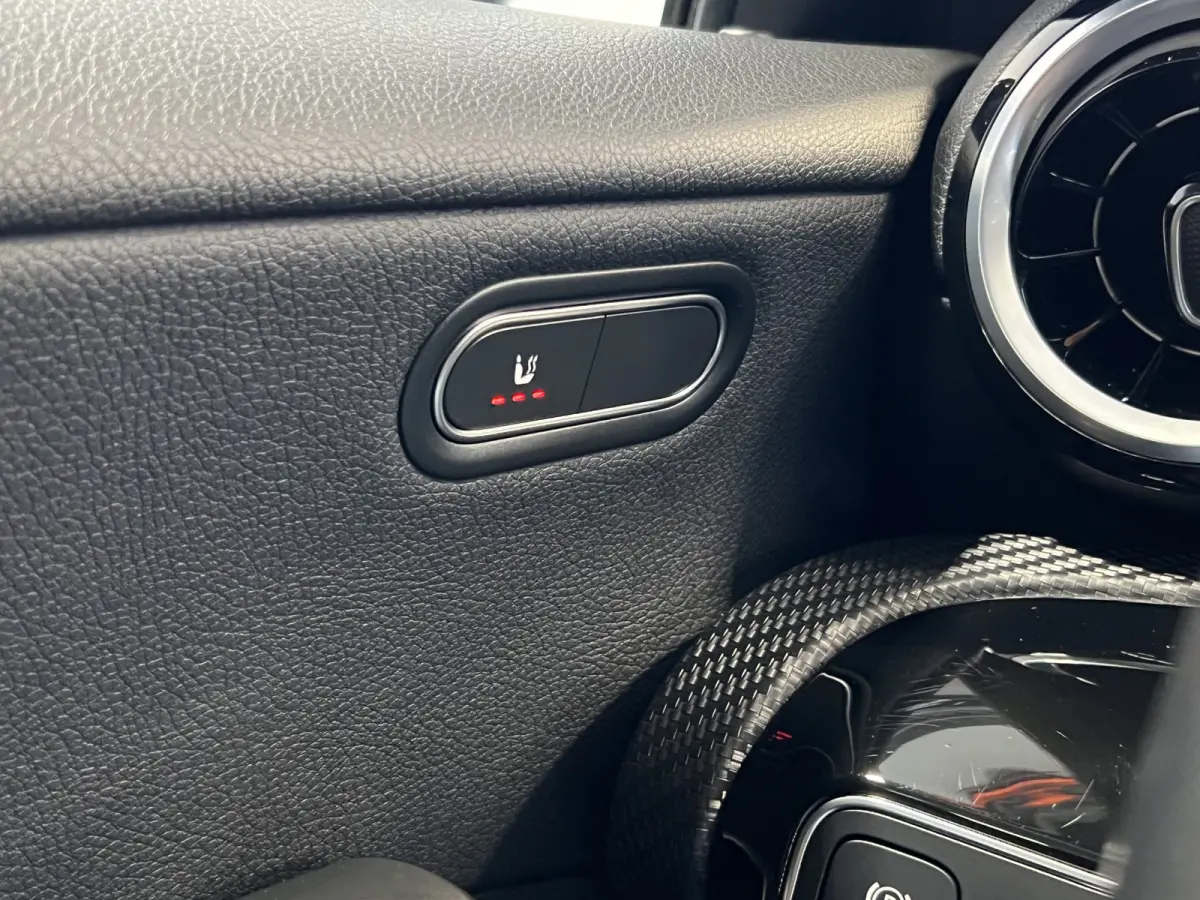 200 AMG Line | Navigatie/Android/Apple Carplay | LM Velgen 18" | Voorstoelen Verwarmd | Achteruitrijcamera | Cruise Control | AMG-Styling | Airco |