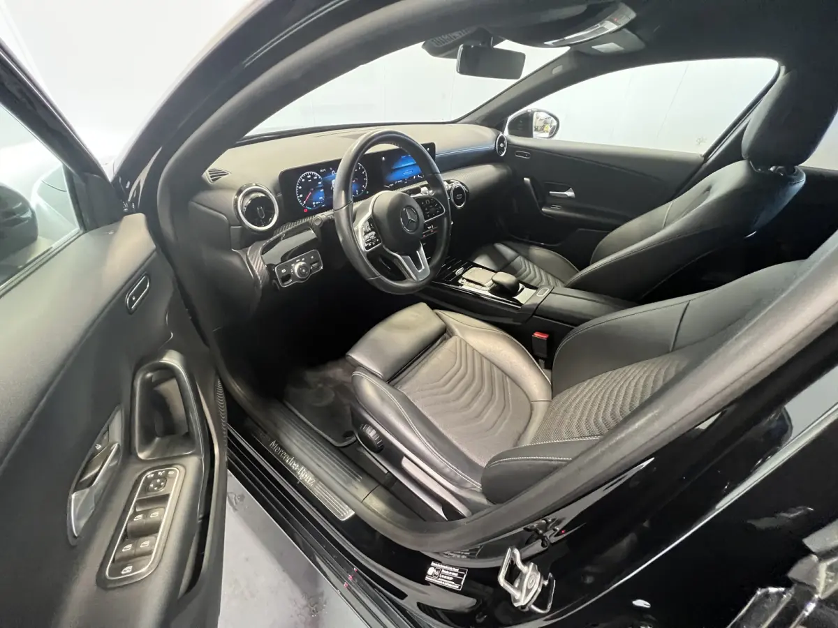 200 AMG Line | Navigatie/Android/Apple Carplay | LM Velgen 18" | Voorstoelen Verwarmd | Achteruitrijcamera | Cruise Control | AMG-Styling | Airco |