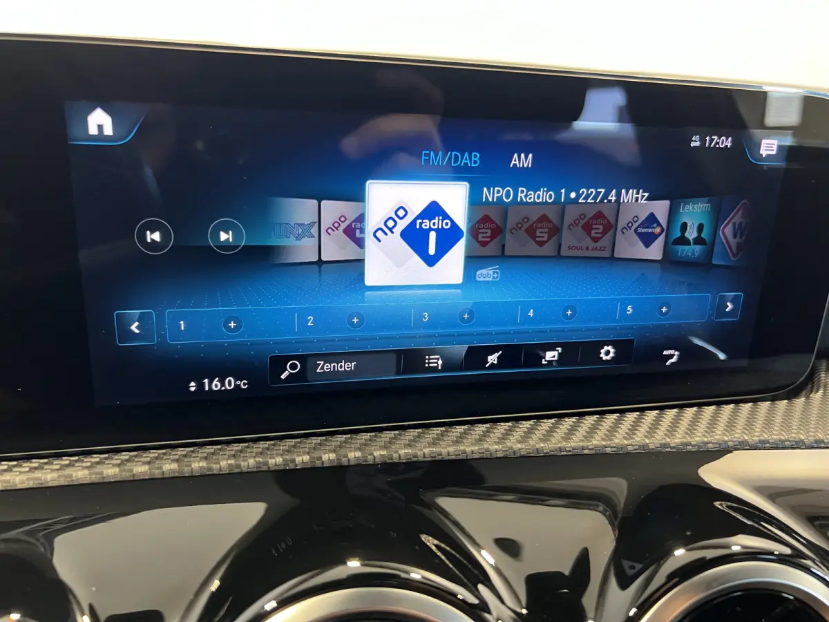 200 AMG Line | Navigatie/Android/Apple Carplay | LM Velgen 18" | Voorstoelen Verwarmd | Achteruitrijcamera | Cruise Control | AMG-Styling | Airco |