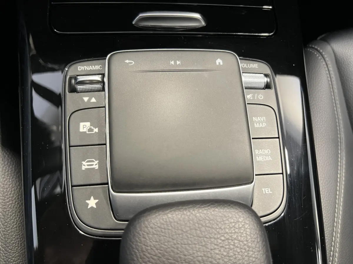 200 AMG Line | Navigatie/Android/Apple Carplay | LM Velgen 18" | Voorstoelen Verwarmd | Achteruitrijcamera | Cruise Control | AMG-Styling | Airco |