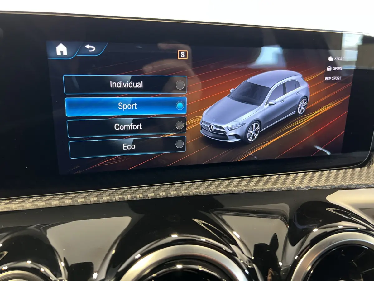 200 AMG Line | Navigatie/Android/Apple Carplay | LM Velgen 18" | Voorstoelen Verwarmd | Achteruitrijcamera | Cruise Control | AMG-Styling | Airco |
