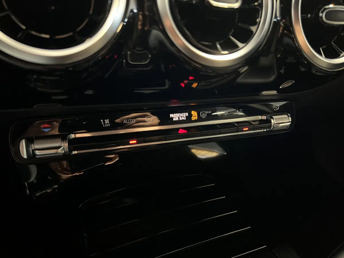 200 AMG Line | Navigatie/Android/Apple Carplay | LM Velgen 18" | Voorstoelen Verwarmd | Achteruitrijcamera | Cruise Control | AMG-Styling | Airco |