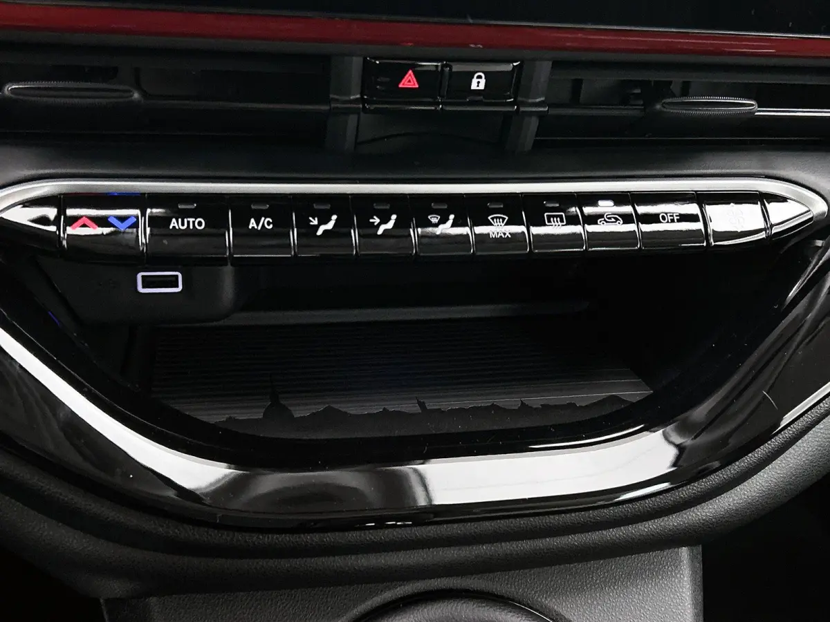 1.0 65pk Hybrid Icon | Apple Carplay/Android Auto | Climate Control | Cruise Control | Full-LED | 17"LMV | Getint Glas | Parkeersensoren |