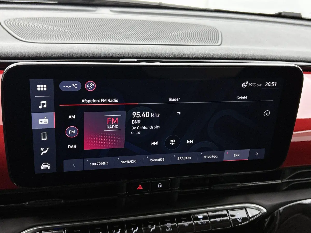1.0 65pk Hybrid Icon | Apple Carplay/Android Auto | Climate Control | Cruise Control | Full-LED | 17"LMV | Getint Glas | Parkeersensoren |