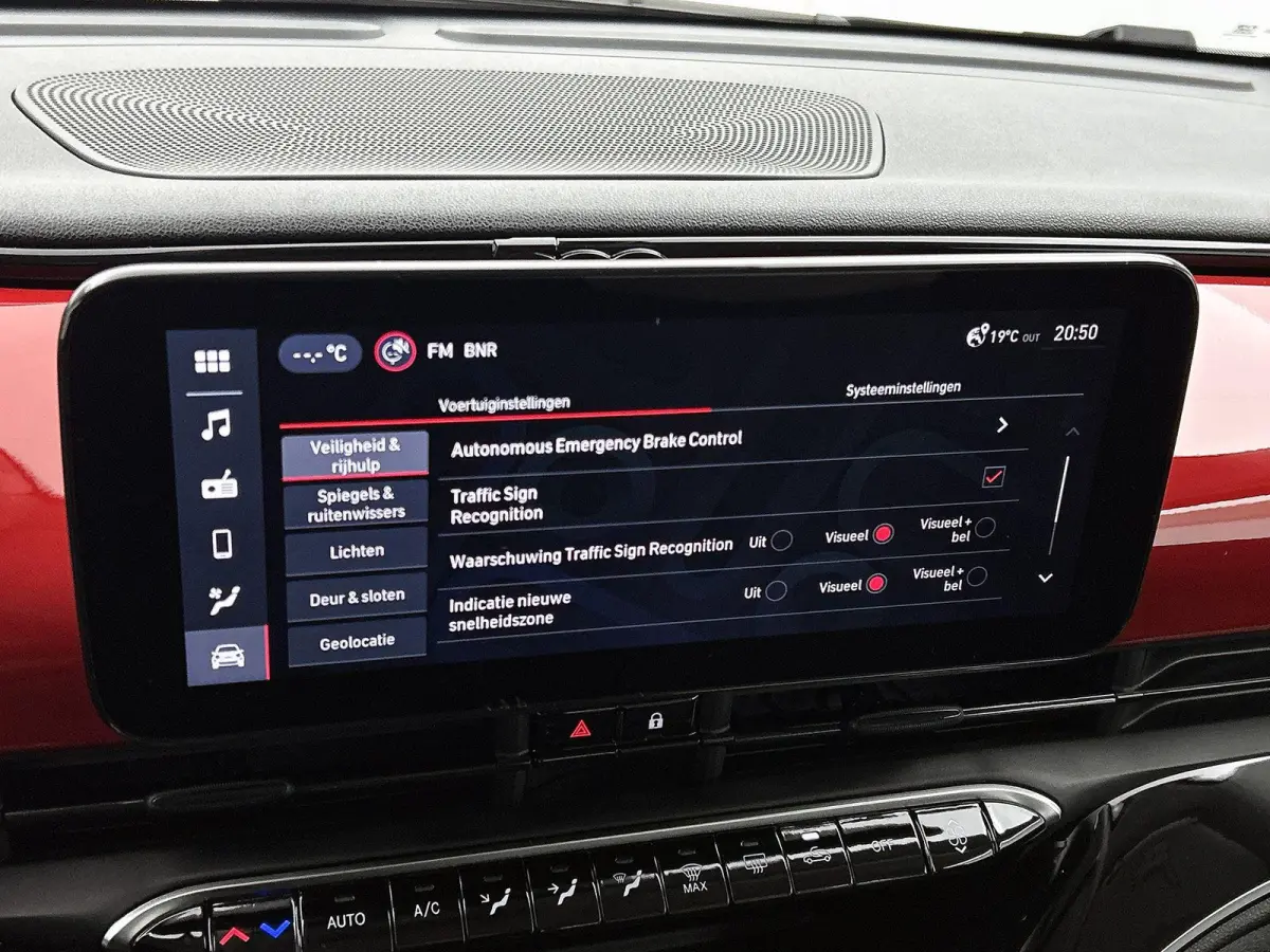 1.0 65pk Hybrid Icon | Apple Carplay/Android Auto | Climate Control | Cruise Control | Full-LED | 17"LMV | Getint Glas | Parkeersensoren |
