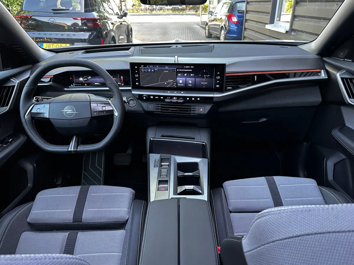 1.6 Turbo 195 PK Plug-in-Hybrid GS | ELEK. GLAZEN SCHUIF-/KANTELDAK| HEAD-UP DISPLAY| FOCAL SOUND| ADAPTIEVE CRUISE CONTROL| AGR COMFORTSTOELEN| DODEHOEK DETECTIE| STOEL, STUUR EN VOORRUITVE