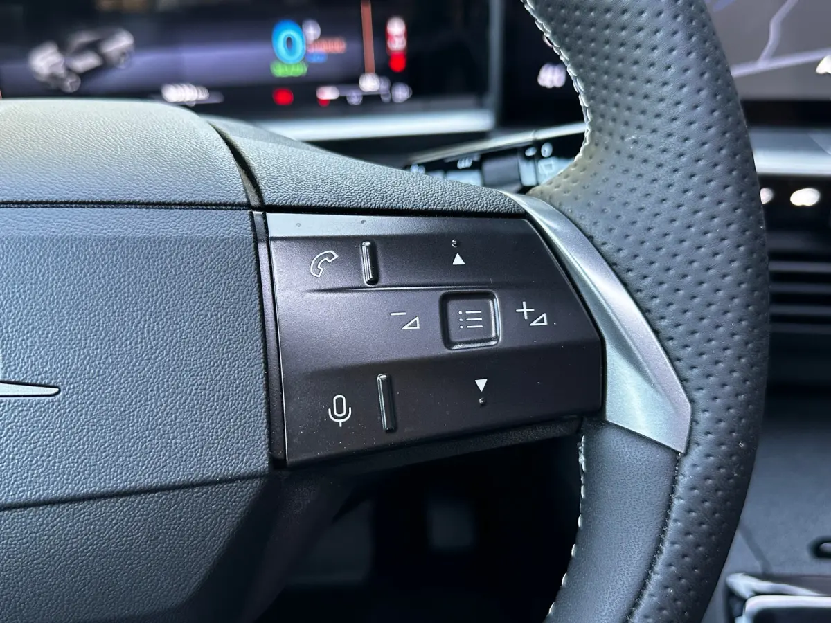 1.6 Turbo 195 PK Plug-in-Hybrid GS | ELEK. GLAZEN SCHUIF-/KANTELDAK| HEAD-UP DISPLAY| FOCAL SOUND| ADAPTIEVE CRUISE CONTROL| AGR COMFORTSTOELEN| DODEHOEK DETECTIE| STOEL, STUUR EN VOORRUITVE