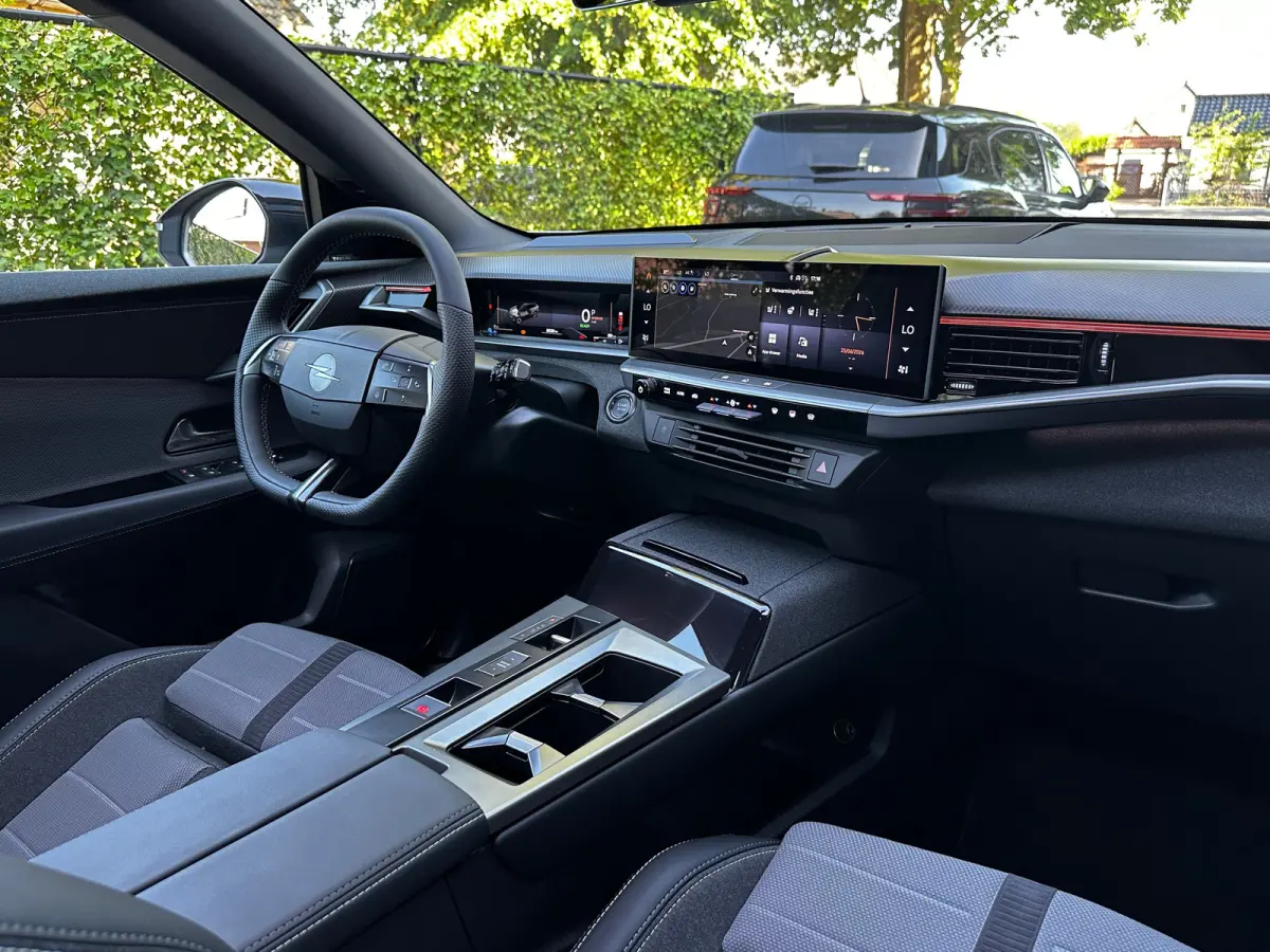 1.6 Turbo 195 PK Plug-in-Hybrid GS | ELEK. GLAZEN SCHUIF-/KANTELDAK| HEAD-UP DISPLAY| FOCAL SOUND| ADAPTIEVE CRUISE CONTROL| AGR COMFORTSTOELEN| DODEHOEK DETECTIE| STOEL, STUUR EN VOORRUITVE