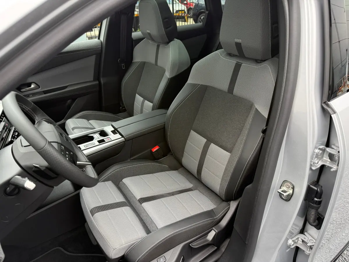 1.6 PHEV 195PK GS | 8 Jaar Garantie | Focal Soundsystem | TomTom NAVI | Schuif-/Kanteldak | Adaptieve Cruise Control | 360° Camera | Dodehoek Detectie | Verwarmde Stoelen | Matrix LED | 19"