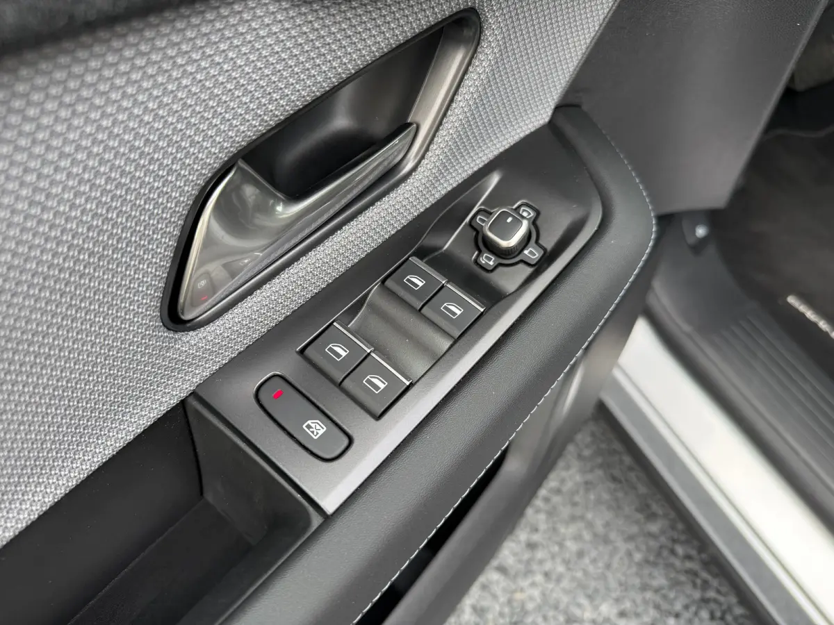 1.6 PHEV 195PK GS | 8 Jaar Garantie | Focal Soundsystem | TomTom NAVI | Schuif-/Kanteldak | Adaptieve Cruise Control | 360° Camera | Dodehoek Detectie | Verwarmde Stoelen | Matrix LED | 19"