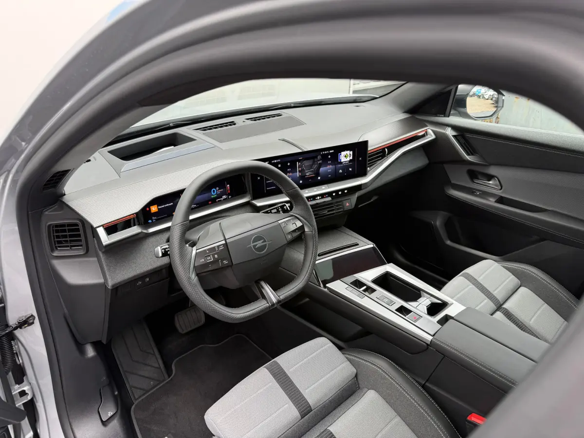 1.6 PHEV 195PK GS | 8 Jaar Garantie | Focal Soundsystem | TomTom NAVI | Schuif-/Kanteldak | Adaptieve Cruise Control | 360° Camera | Dodehoek Detectie | Verwarmde Stoelen | Matrix LED | 19"