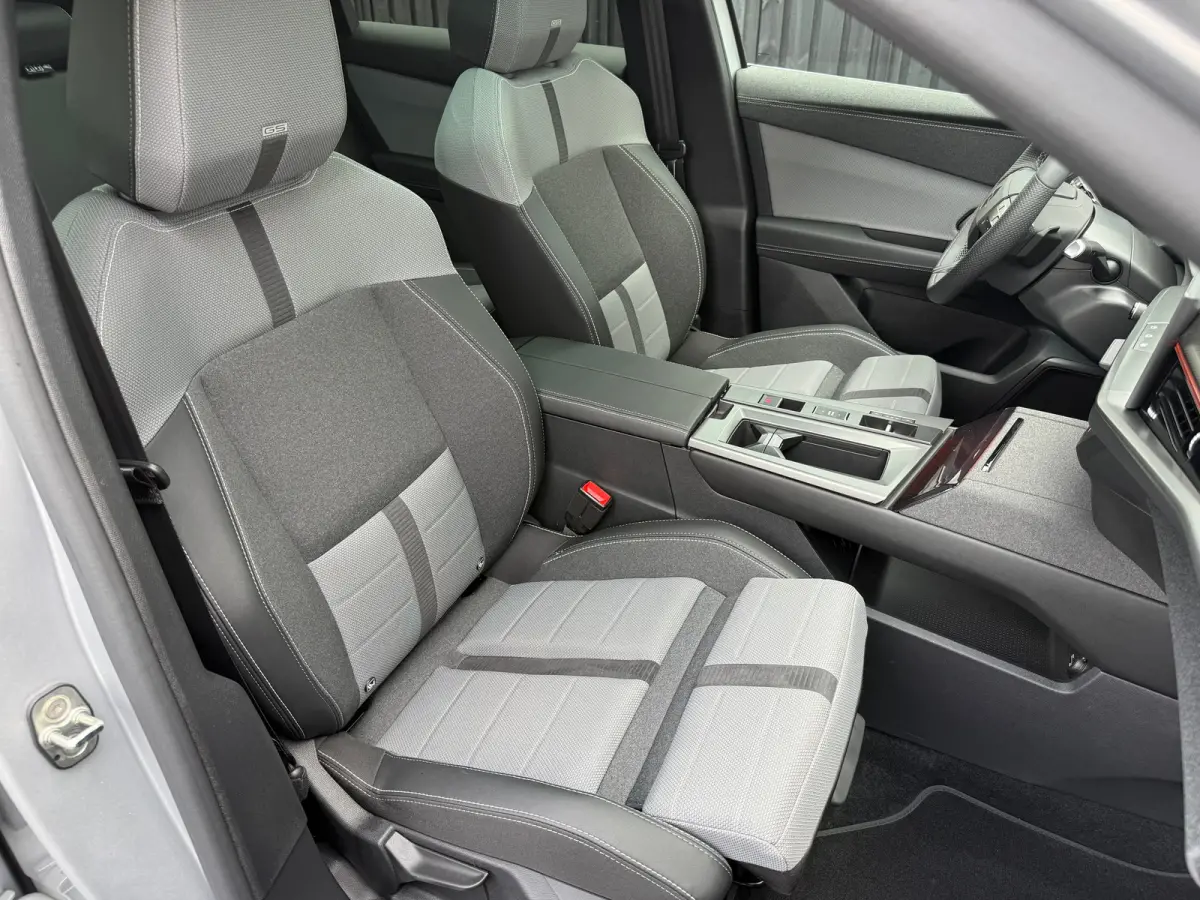 1.6 PHEV 195PK GS | 8 Jaar Garantie | Focal Soundsystem | TomTom NAVI | Schuif-/Kanteldak | Adaptieve Cruise Control | 360° Camera | Dodehoek Detectie | Verwarmde Stoelen | Matrix LED | 19"