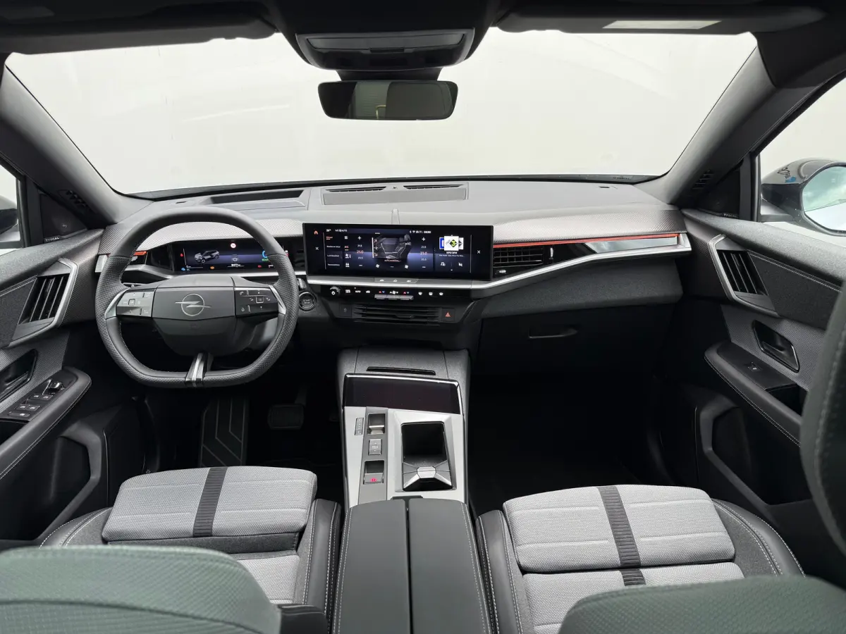 1.6 PHEV 195PK GS | 8 Jaar Garantie | Focal Soundsystem | TomTom NAVI | Schuif-/Kanteldak | Adaptieve Cruise Control | 360° Camera | Dodehoek Detectie | Verwarmde Stoelen | Matrix LED | 19"