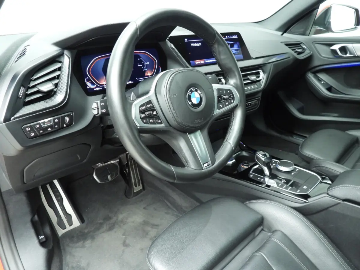 218i | M-Sportpakket | LED | Leder | HUD | Active cruise | M-Zetels | Panoramadak | Keyles go | DAB | Hifi speakers | Alu 19 inch