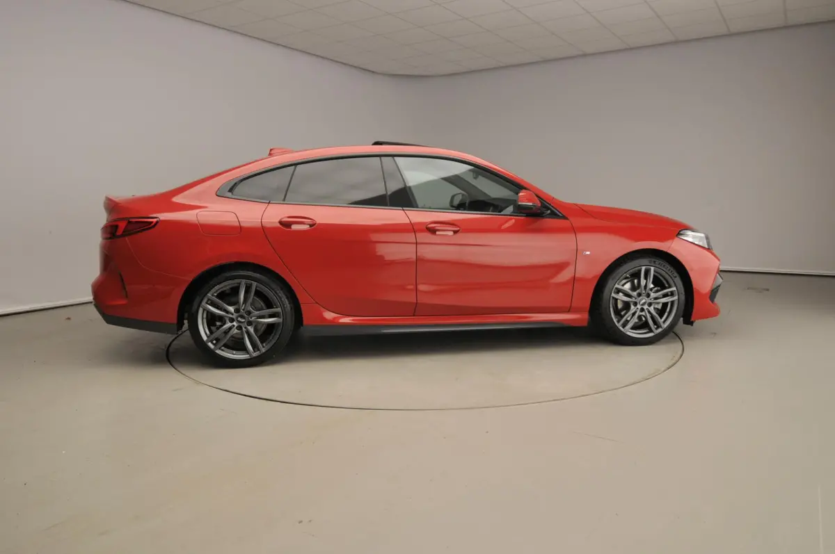 218i | M-Sportpakket | LED | Leder | HUD | Active cruise | M-Zetels | Panoramadak | Keyles go | DAB | Hifi speakers | Alu 19 inch