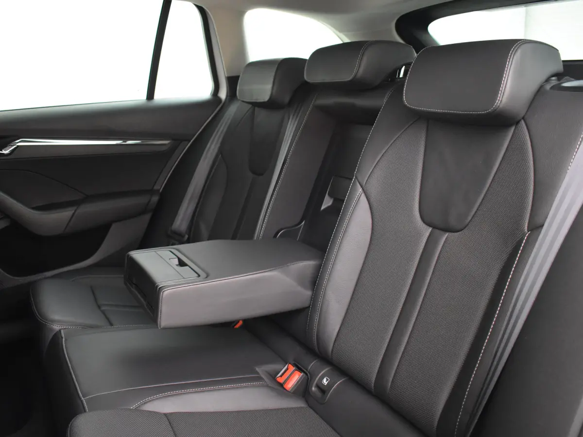 1.4 TSI iV PHEV Sportline business | Elektr. Stoel incl Ventilatie/Verwarm/Memory | Head up display | Dodehoekdetectie | Keyless | Navigatie | Camera achter | Adaptief cruise control | App c