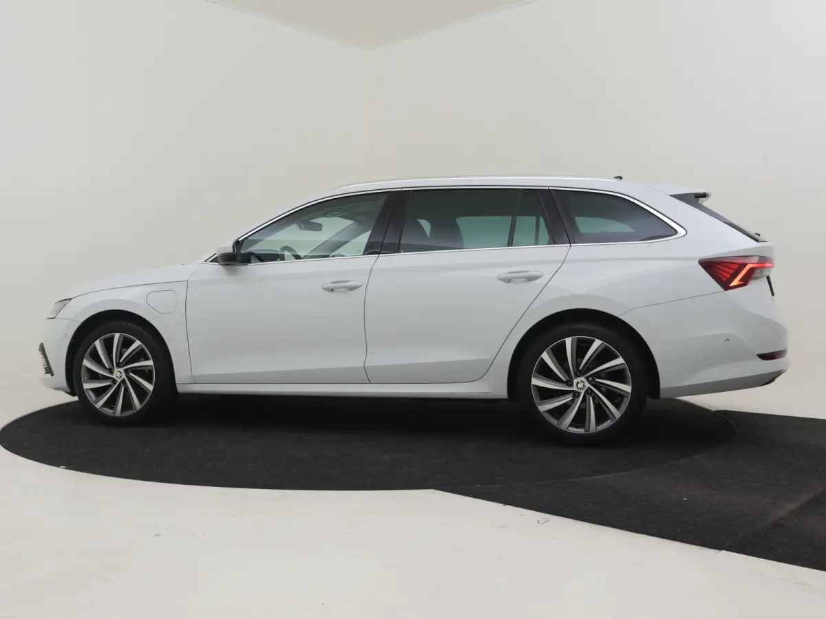 1.4 TSI iV PHEV Sportline business | Elektr. Stoel incl Ventilatie/Verwarm/Memory | Head up display | Dodehoekdetectie | Keyless | Navigatie | Camera achter | Adaptief cruise control | App c