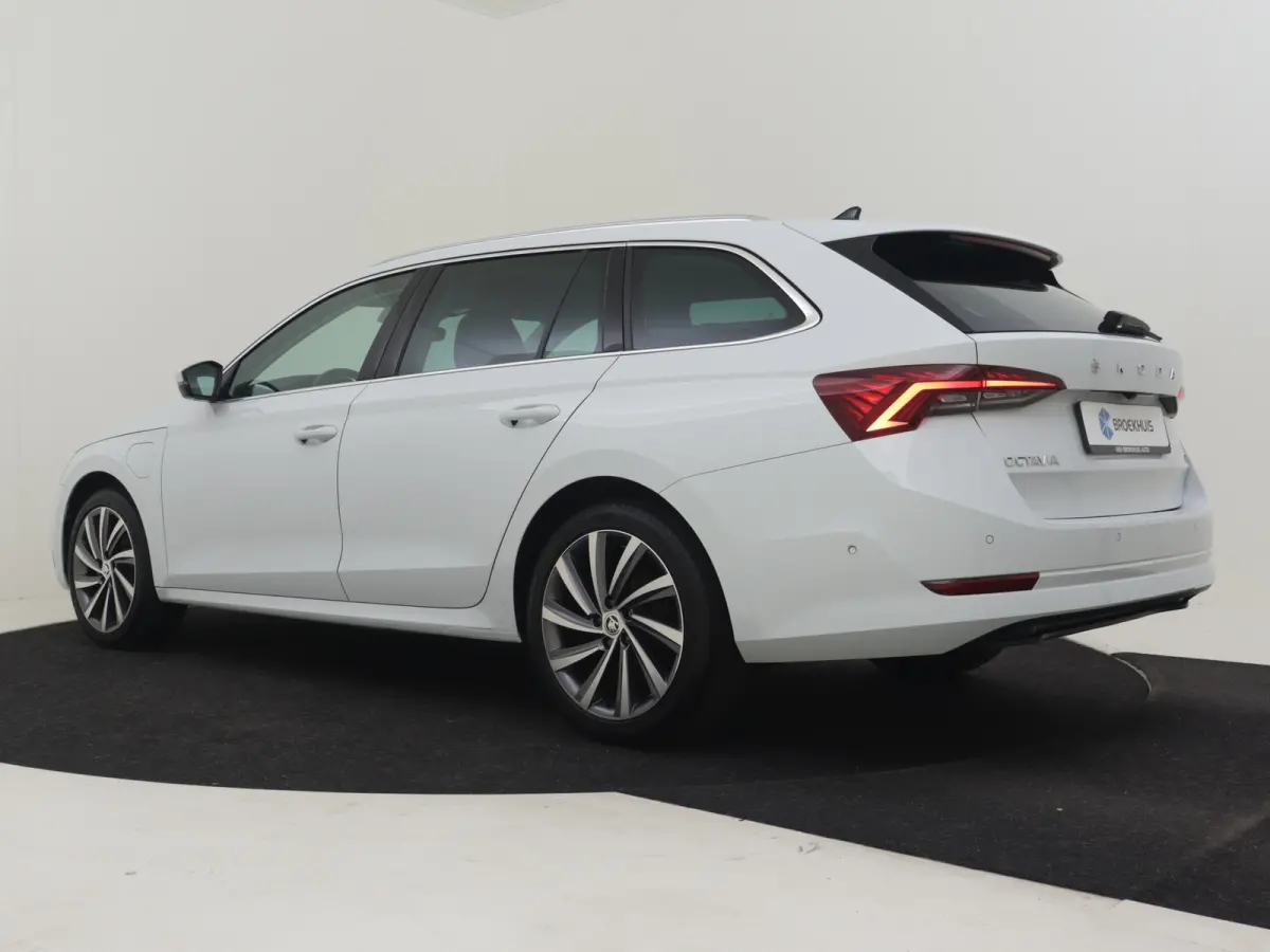 1.4 TSI iV PHEV Sportline business | Elektr. Stoel incl Ventilatie/Verwarm/Memory | Head up display | Dodehoekdetectie | Keyless | Navigatie | Camera achter | Adaptief cruise control | App c