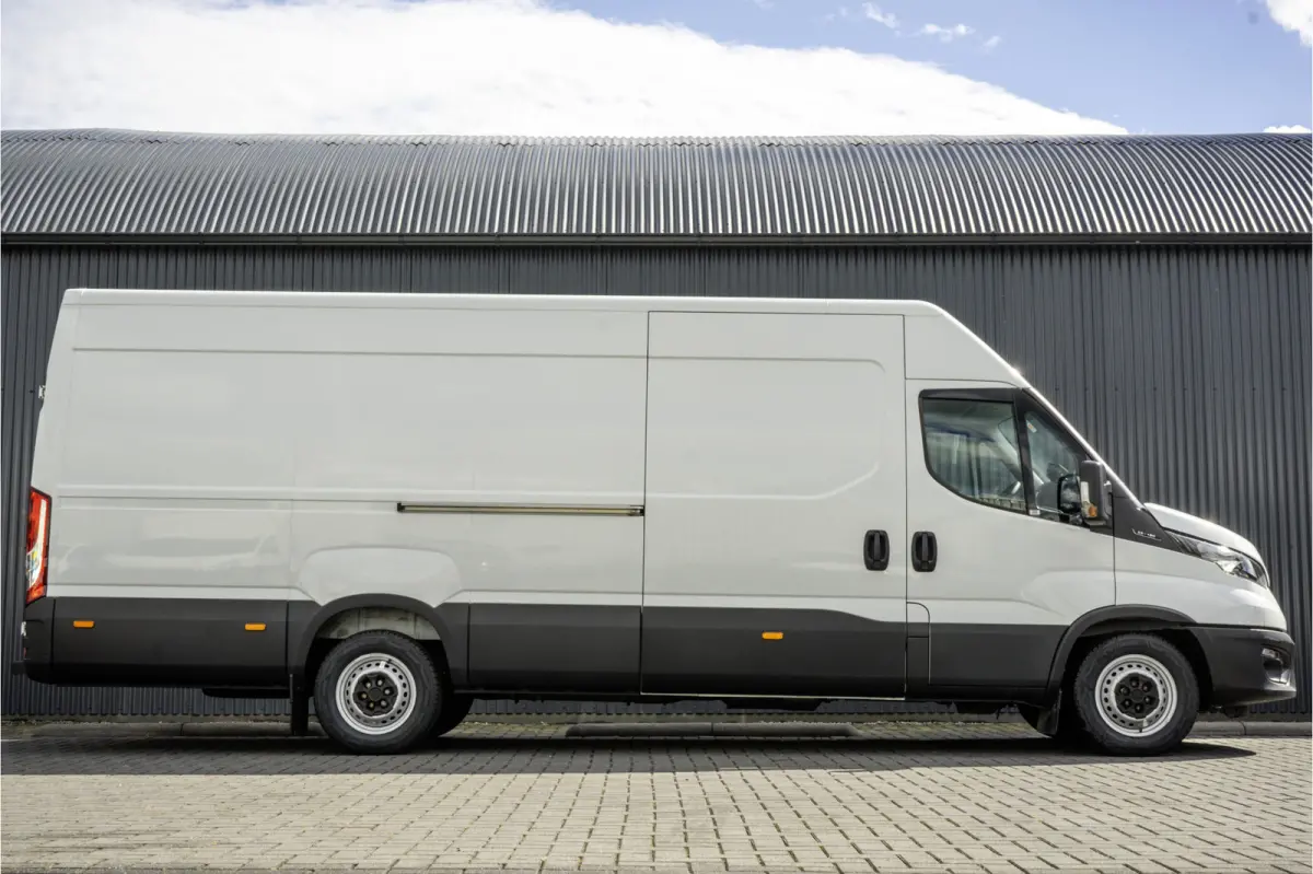 **35S16V 2.3 L4H2 | Euro 6 | 157 PK | Airco | Camera | 3500 KG Trekgewicht | MF Stuur | 3-Persoons**