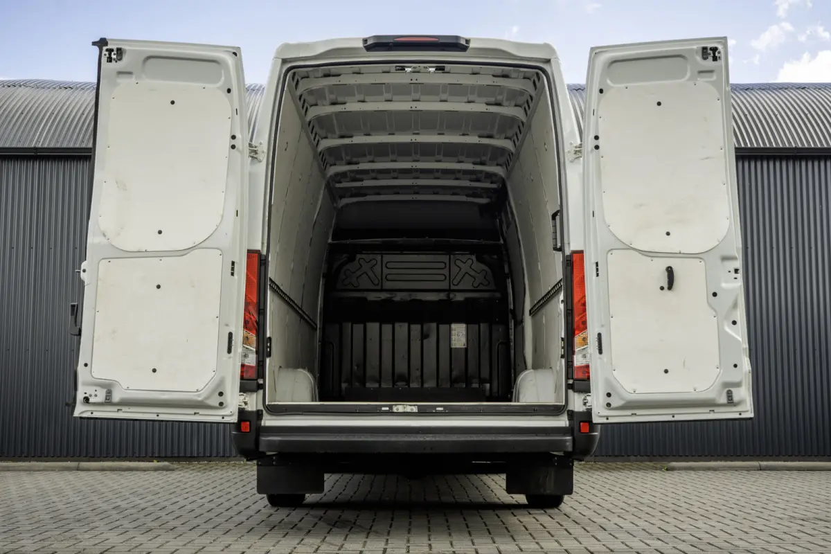 **35S16V 2.3 L4H2 | Euro 6 | 157 PK | Airco | Camera | 3500 KG Trekgewicht | MF Stuur | 3-Persoons**