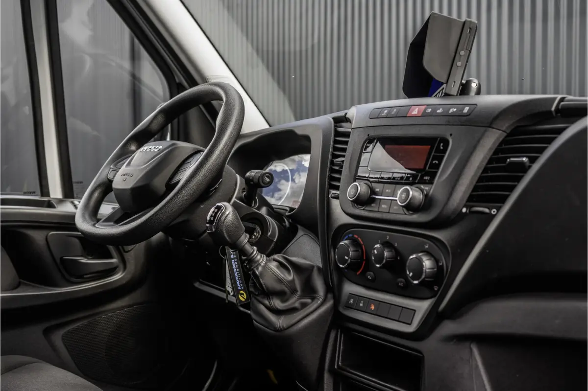 **35S16V 2.3 L4H2 | Euro 6 | 157 PK | Airco | Camera | 3500 KG Trekgewicht | MF Stuur | 3-Persoons**
