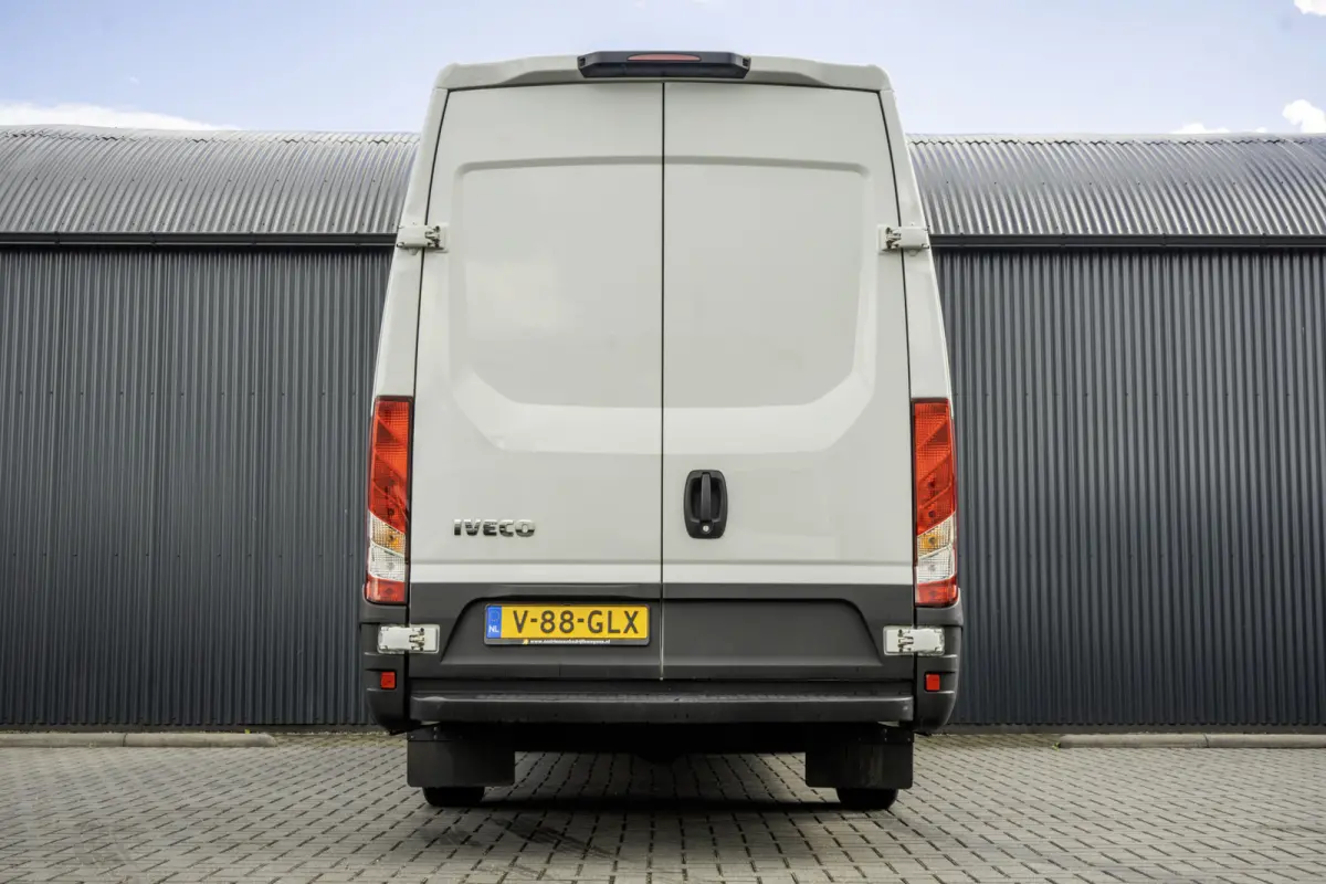 **35S16V 2.3 L4H2 | Euro 6 | 157 PK | Airco | Camera | 3500 KG Trekgewicht | MF Stuur | 3-Persoons**