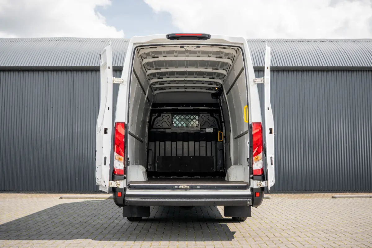 **35S16 | L4H2 | 157 PK | 3-Zits | Airco | Parkeersensoren**