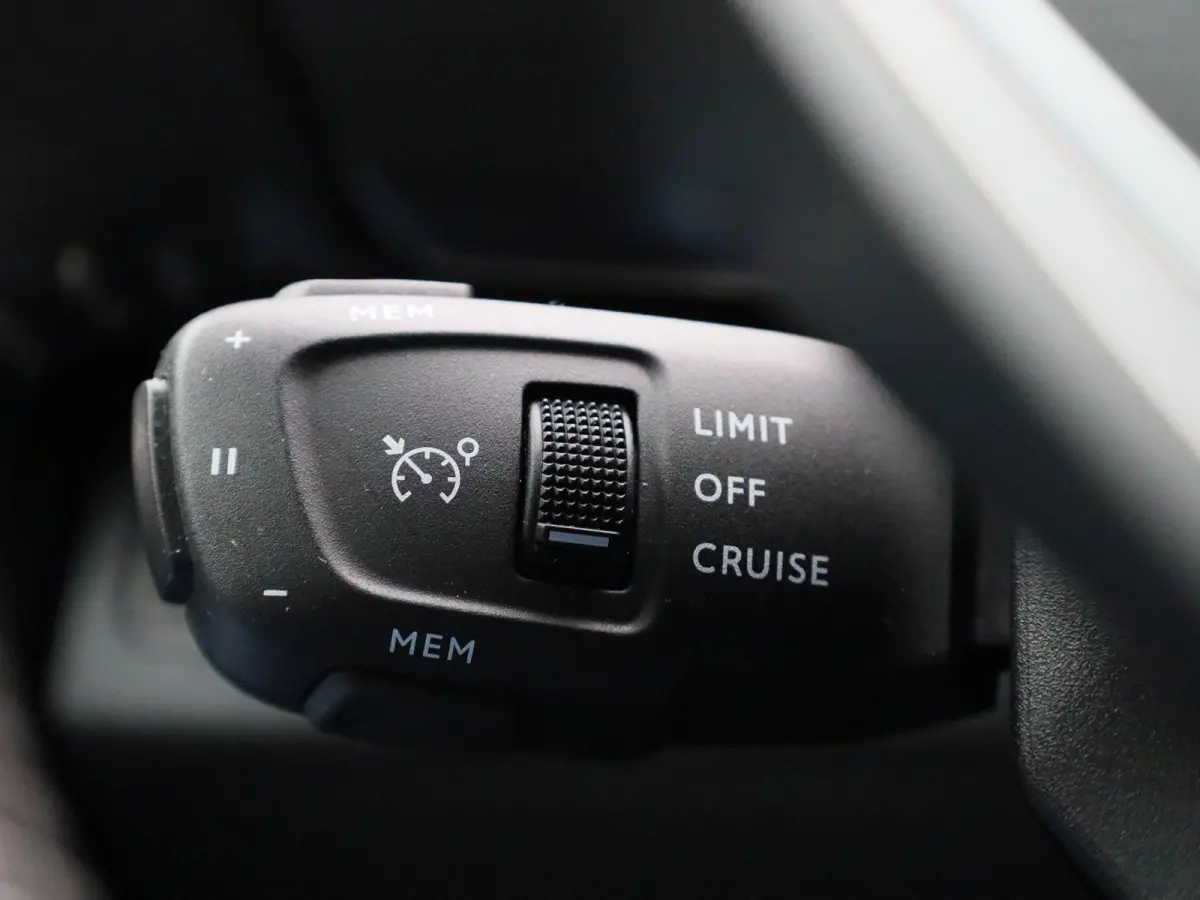 1.2 PureTech Blue Lease Active | NAVIGATIE | ACHTERUITRIJCAMERA | APPLE CARPLAY / ANDROID AUTO | CLIMATE CONTROL |