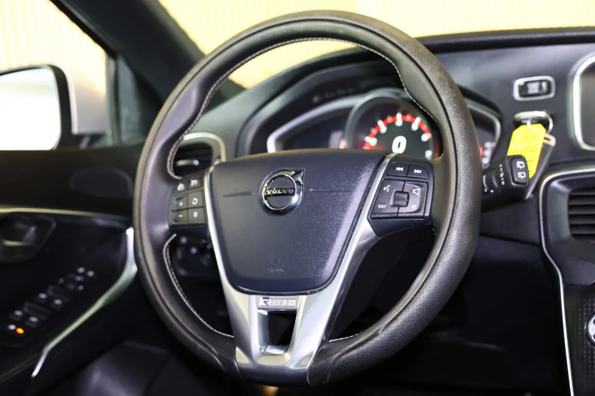 2.0 T5 R-Design AVM NAVI CLIMA CRUISE PDC STOELVERWARMING "18