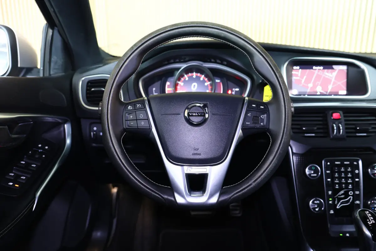 2.0 T5 R-Design AVM NAVI CLIMA CRUISE PDC STOELVERWARMING "18