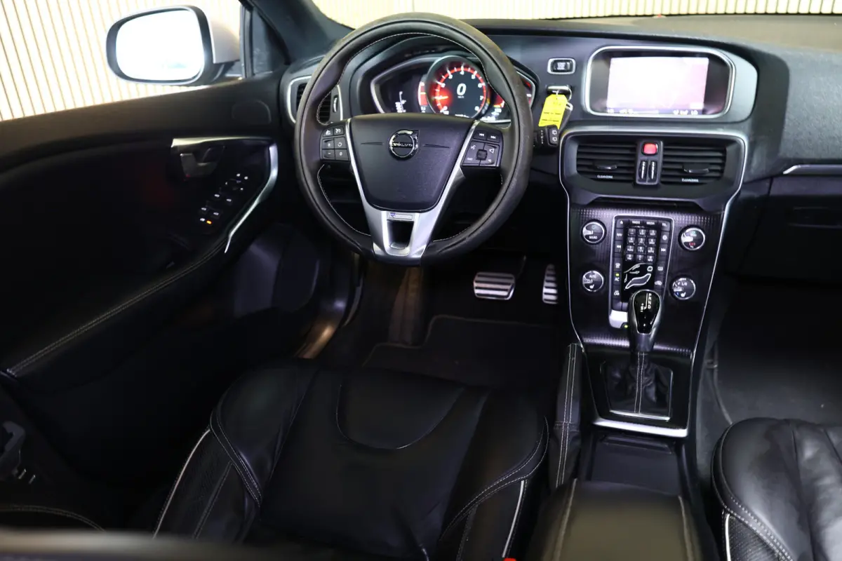2.0 T5 R-Design AVM NAVI CLIMA CRUISE PDC STOELVERWARMING "18