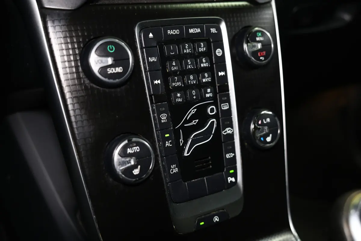 2.0 T5 R-Design AVM NAVI CLIMA CRUISE PDC STOELVERWARMING "18
