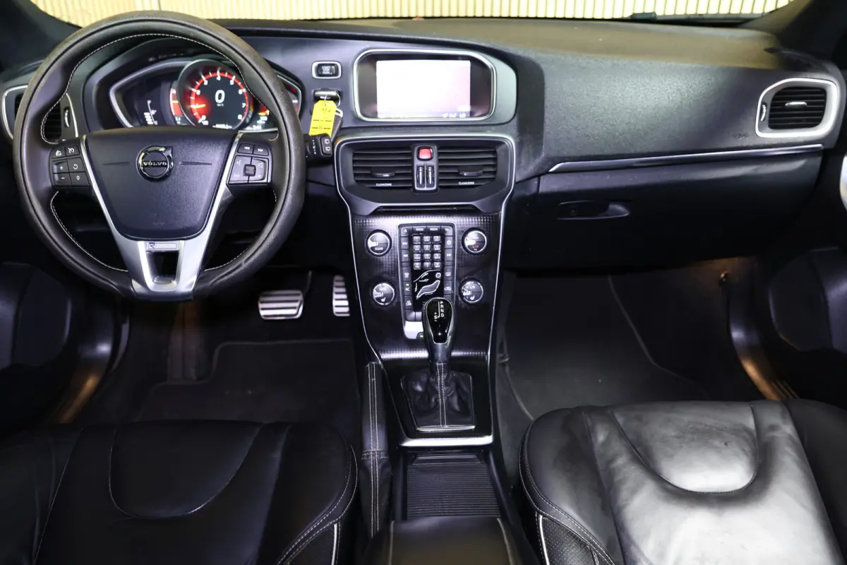 2.0 T5 R-Design AVM NAVI CLIMA CRUISE PDC STOELVERWARMING "18