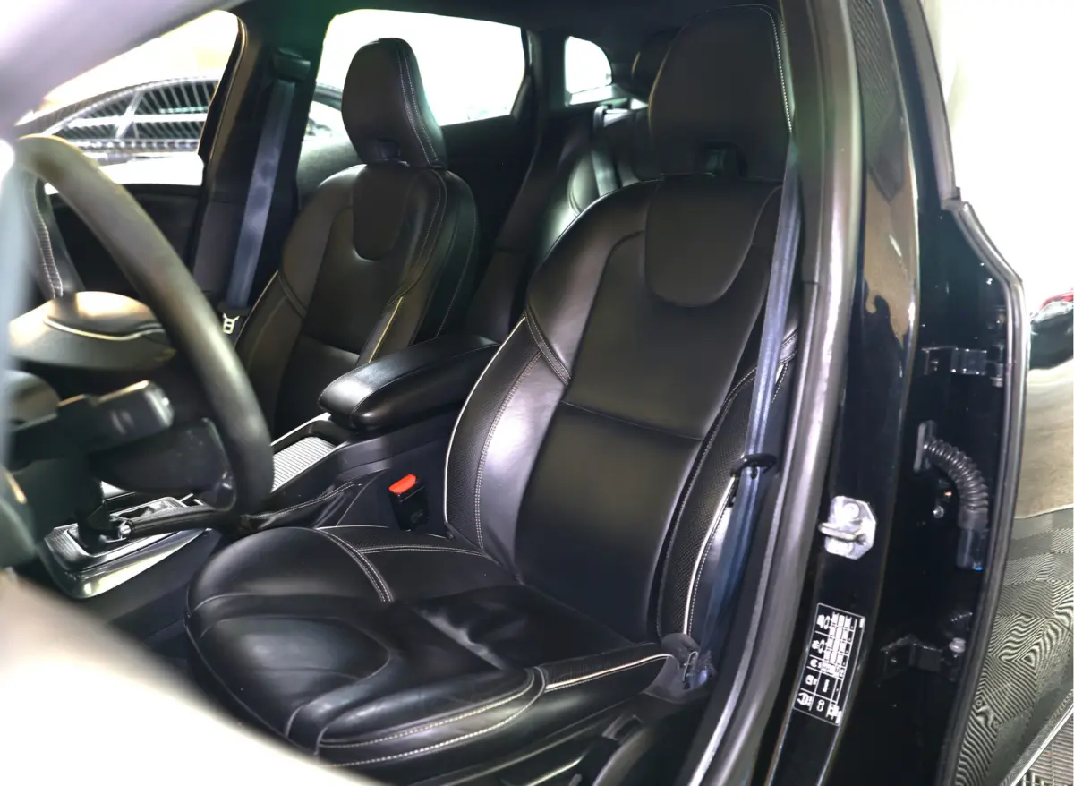 2.0 T5 R-Design AVM NAVI CLIMA CRUISE PDC STOELVERWARMING "18