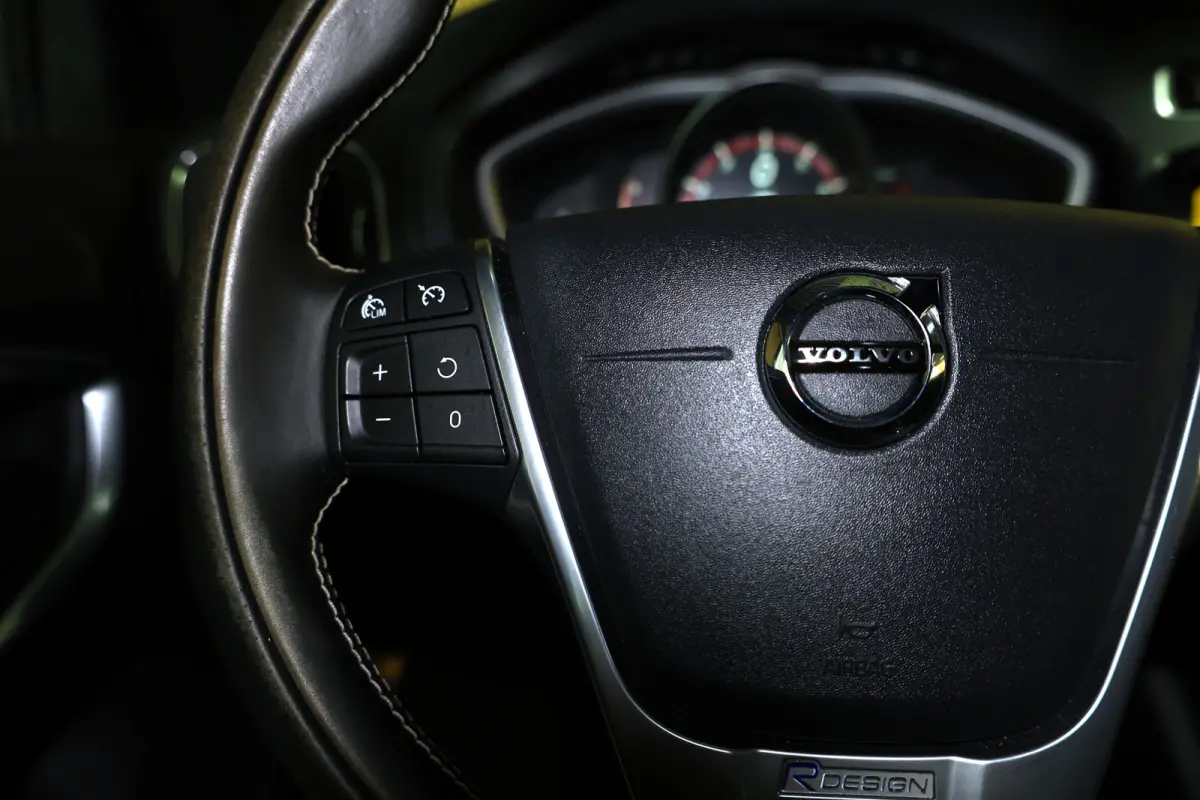2.0 T5 R-Design AVM NAVI CLIMA CRUISE PDC STOELVERWARMING "18
