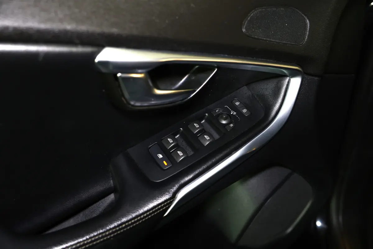 2.0 T5 R-Design AVM NAVI CLIMA CRUISE PDC STOELVERWARMING "18