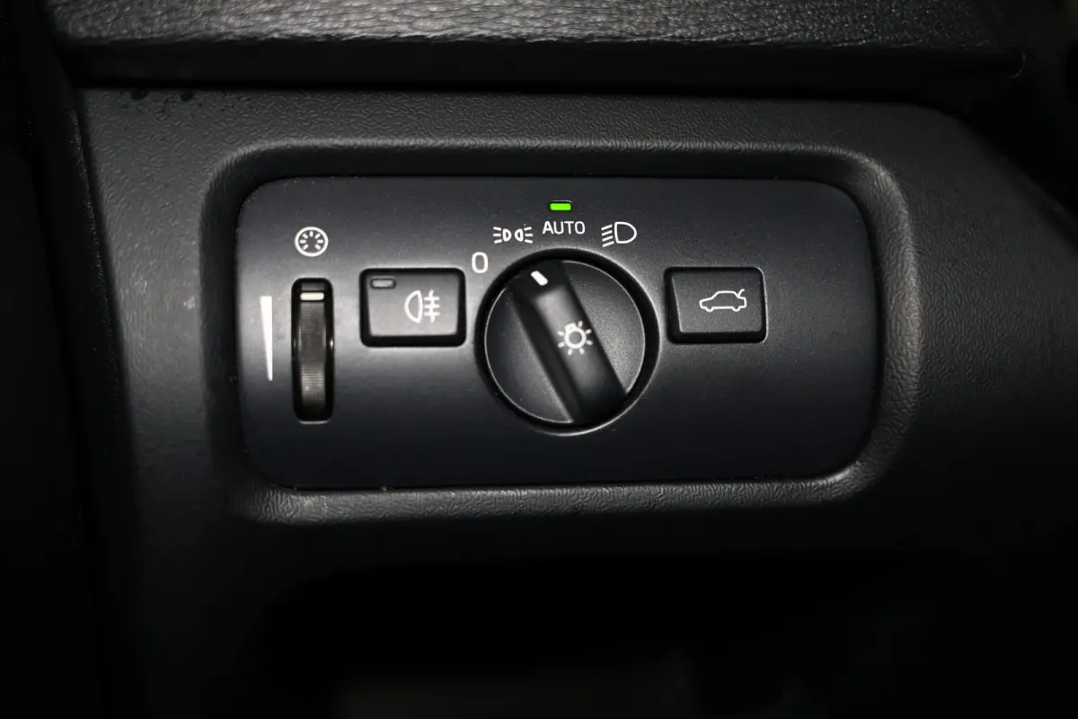 2.0 T5 R-Design AVM NAVI CLIMA CRUISE PDC STOELVERWARMING "18