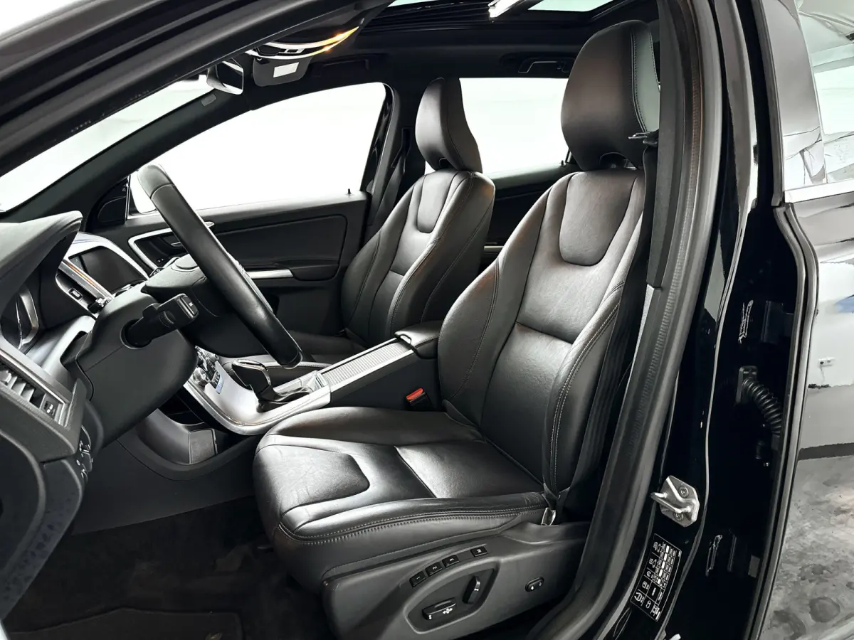 T5 FWD Nordic+ | Panoramadak | Park assist | Cruise control | Stoelverwarming