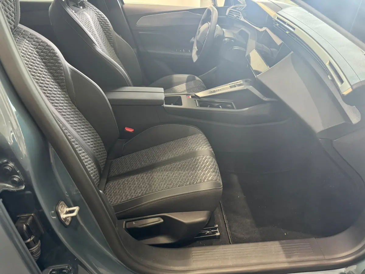 1.6 Plug-in Hybrid 195 Allure | 7.4 kw lader | Vision Pack | Apple CarPlay & Android Auto
