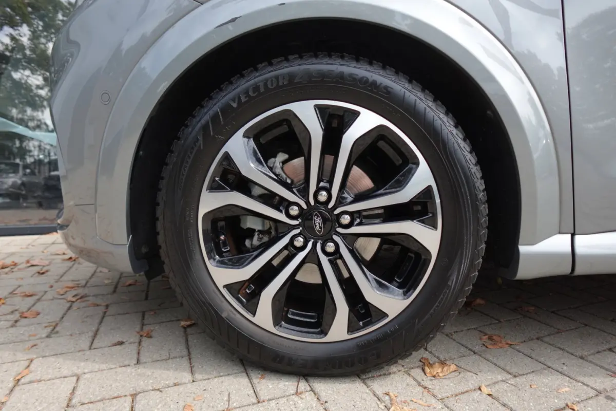 1.0 EcoBoost ST-Line PANO B&O CAM