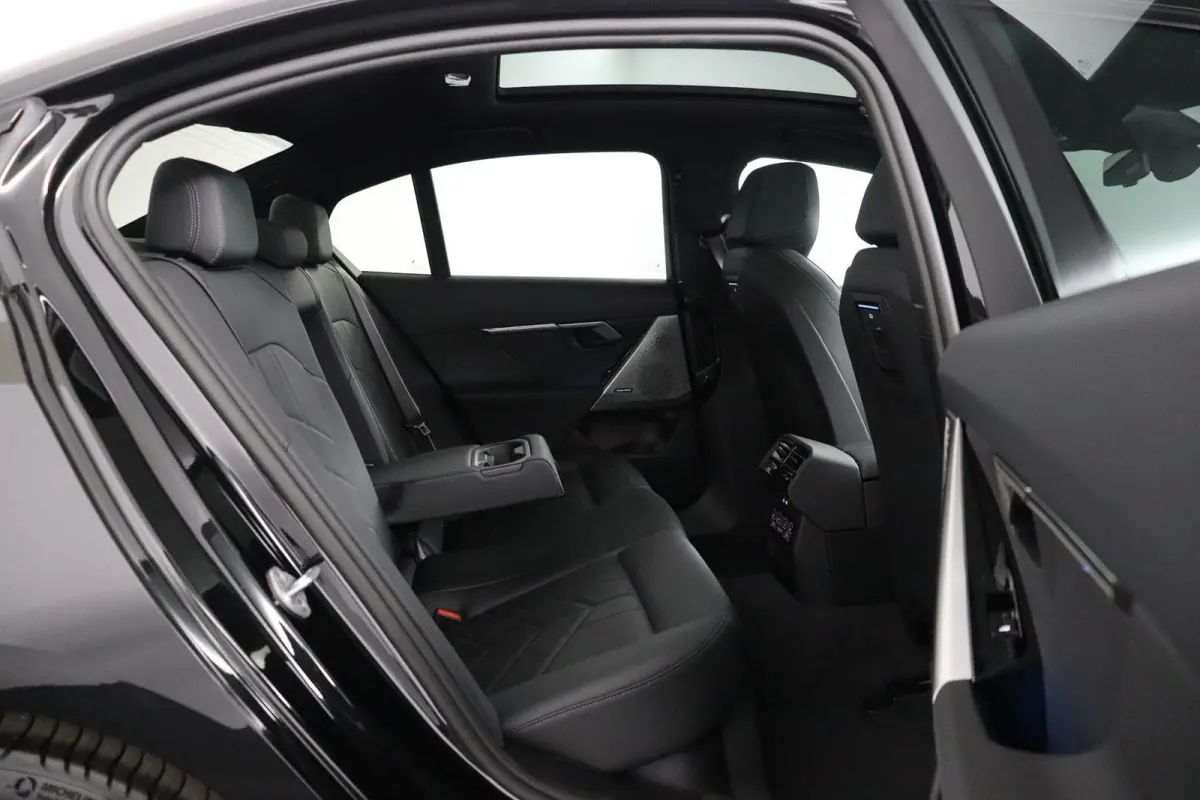 eDrive40 M Sport Edition 84 kWh | SOH 100% | M Sportpakket Pro | Trekhaak | Panoramadak